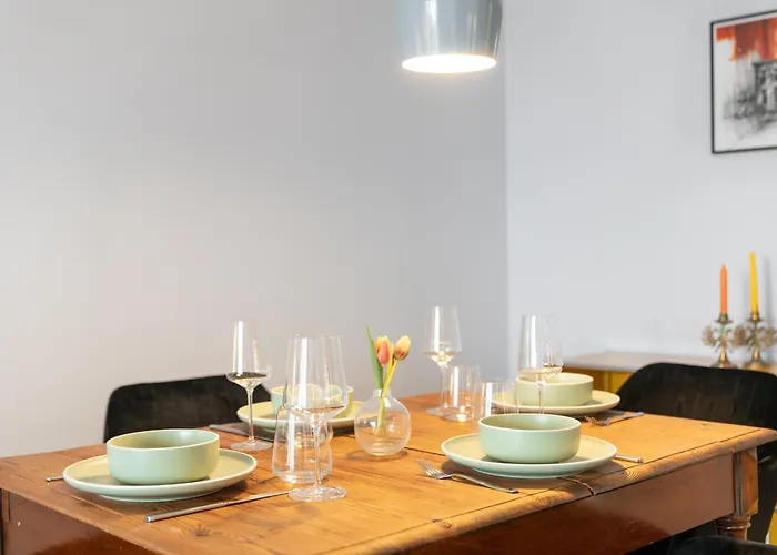 CLS Zentrale City-Wohnung in Hamburg mit E-Laden und Tiefgarage, Klimaanlage, gratis WLAN, Smart TV, großer Balkon, Nespresso Maschine inklusive Kapseln, Blick über Hamburg, Parkplatz, Cafe im Haus, Bushaltestelle direkt gegenüber, Flex Check In